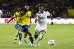 LAS PALMAS DE GRAN CANARIA, 29/08/2024.- El delantero brasileño del Real Madrid Vinicius Jr. (d) lucha con Marvin Park, de la UD Las Palmas, durante el partido de la tercera jornada de LaLiga que UD Las Palmas y Real Madrid disputan hoy jueves en el estadio de Gran Canaria. EFE/Quique Curbelo
