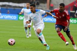 Honduras's forward #08 Michaell Chirinos fights for the ball with Costa Rica's defender #02 Gerald Taylor during the Concacaf Nations League play-off football match between Costa Rica and Honduras at the Toyota Stadium in Frisco, Texas, March 23, 2024. (Photo by Orlando SIERRA / AFP)