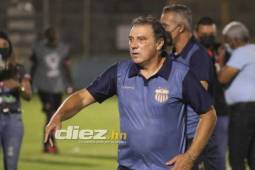 El entrenador del Vida Fernando Mira durante el encuentro ante Real Sociedad en el Estadio Municipal Ceibeño. Foto: Edgar Witty