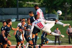 Yustin Arboleda ejecuta una acrobacia en ofensiva para intentar darl un golpe al esférico .