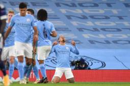 Manchester City's Brazilian striker Gabriel Jesus (R) celebrates scoring his team's second goal during the UEFA Champions League football Group C match between Manchester City and Olympiakos at the Etihad Stadium in Manchester, north west England on November 3, 2020. (Photo by Paul ELLIS / AFP)