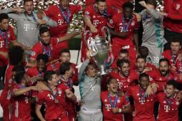 Bayern Munich's German goalkeeper Manuel Neuer (C) and teammates celebrate with the trophy after winning the UEFA Champions League final football match between Paris Saint-Germain and Bayern Munich at the Luz stadium in Lisbon on August 23, 2020. (Photo by Manu Fernandez / POOL / AFP)