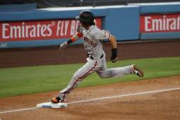 Mauricio Dubón brilló en el cuarto juego de los Gigantes de San Francisco al anotar sus dos primeras carreras de la temporada frente a los Dodgers de Los Ángeles. FOTOS APF