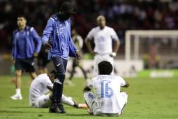 Jugadores de Honduras lamentándose tras quedar eliminados del Mundial de 2026 tras el empate 0-0 frente a Costa Rica en la jornada final de las eliminatorias de la Concacaf.
