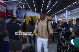 Douglas Martínez en su arribo al aeropuerto Ramón Villeda Morales. Foto:Moisés Valenzuela.