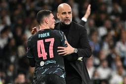 Pep Guardiola y Phil Foden durante el Real Madrid-Manchester City de la Champions League.