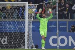 razil's goalkeeper Alisson celebrates after stopping the shot by Paraguay's Gustavo Gomez in the penalty shoot-out after tying 0-0 during their Copa America football tournament quarter-final match at the Gremio Arena in Porto Alegre, Brazil, on June 27, 2019. (Photo by Luis ACOSTA / AFP)