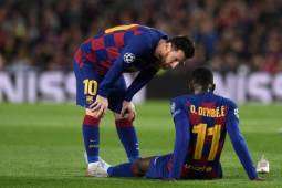 Lionel Messi dialoga junto a Dembelé en uno de sus últimos juegos juntos.