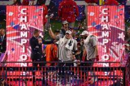 Rob Gronkowski # 87 de los Patriotas de Nueva Inglaterra celebra mientras que soporta el Trofeo Vince Lombardi después de derrotar a los Halcones Marinos de Seattle durante el Super Bowl XLIX en University of Phoenix Stadium FOTO AFP