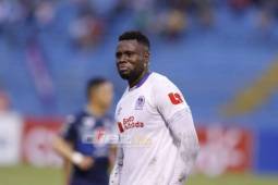 Gesto del delantero colombiano que milita en el Olimpia, Yustin Arboleda al momento de ser expulsado. Foto: Neptalí Romero