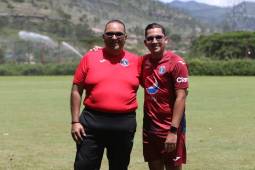 El Fisioterapeuta de Motagua, Gerardo Mejía, posa con orgullo con su hijo Gerardo Yafet. Ambos tienen con buena salud a los jugadores del Nido de las Águilas.