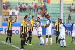 Enfrentamiento entre Real España y Olimpia en la Liga Nacional de Honduras.