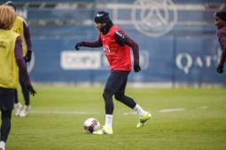 Neymar durante el entrenamiento del PSG este lunes.
