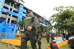 Hasta militares hay desde tempranas horas de la tarde en el estadio Olímpico Metropolitano y sus alrededores. Fotos: Neptalí Romero