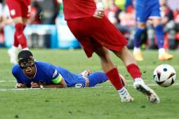 Mbappé juega enmascarado ante Polonia pensando ya en los octavos de final de la Eurocopa.