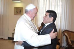 El papa Francisco en un ameno encuentro con Maradona.