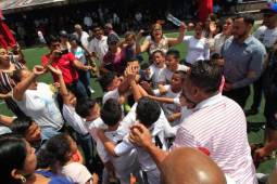 La plantilla de Furia FC celebra junto a sus padres después del final del encuentro. Foto: Ronal Aceituno.