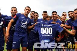El veterano defensor hondureño Júnior Gustavo Izaguirre recibió la elástica que representaba su partido 500 en Liga, pero no participó, por lo que se quedó con 499.Foto DIez