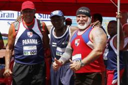Omar Díaz-derecha- junto a James Chandler-izquierda- e Irán Madrazo durante el Centroamericano Máster de Atletismo. FOTO: Delmer Martínez