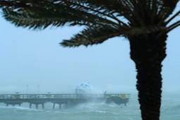 Las fuertes lluvias y el viento ya azotan el estadio de Florida en Estados Unidos.