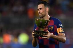Barcelona's Spanish midfielder Sergio Busquets holds the winner's trophy after the 54th Joan Gamper Trophy friendly football match between Barcelona and Arsenal at the Camp Nou stadium in Barcelona on August 4, 2019. (Photo by Josep LAGO / AFP)