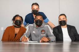 Joyner Castillo estampando su primer contrato como profesional en el Houston Dynamo de la Major League Soccer.