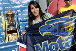 Los aficionados asistieron al Parque Central para tomarse fotografías con la Copa 13 de Motagua.