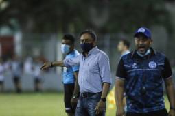 Salomón Nazar mientras dirige en uno de sus juegos en la Liga Nacional de Honduras con el Victoria. Foto: Neptalí Romero.