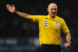 El polémico árbitro británico Howard Webb es recordado por no mostrarle la tarjeta roja al holandés Nigel de Jong en la Final de Sudáfrica 2010, por una tremenda patada al pecho a Xabi Alonso.