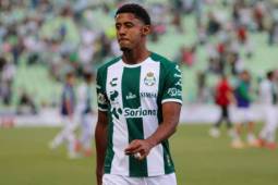 Choco Lozano enciende las alarmas: duro revés en su primer partido de titular con Santos Laguna