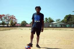 Meléndez pisa el terreno de juego en la comunidad de Corozal en donde creció y dio sus pininos cuando era niño. Foto: Edgar Witty