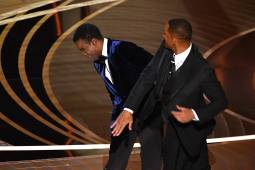 Will Smith insulta y golpea a Chris Rock en plena ceremonia de los Premios Óscar. FOTOS: AFP