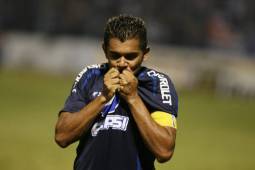 Amado Guevara, un ídolo en Motagua. Jugó en Real Valladolid de España y varios clubes de la MLS, pero no puso fin a su carrera vestido de azul. El club lo separó en 2013 y tuvo que esperar seis meses para arreglar con Marathón, se retiró en el olvido. Pero el Ciclón ya le está organizando la despedida que merece.