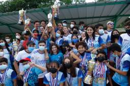 Delfines Sampedranos levantando sus trofeos tras el torneo realizado.