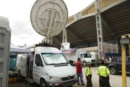 Las principales televisoras de México como Televisa y TV Azteca, además de otras cadenas con Bein Sport, colocan sus equipos para generar su transmisión.
