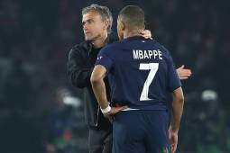 Luis Enrique intentó consolar a Mbappé tras la nueva debacle del PSG en la Liga de Campeones.
