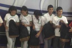 Los jóvenes de Instituto Genaro Muñoz reciben las mochilas.