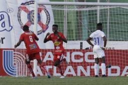 Jugadores del Vida celebran el primer gol que le marcaron a Olimpia en la victoria de este domingo en el Nacional de Tegucigalpa.