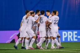 Jugadores de LA Galaxy celebran una de sus anotaciones durante el juego de este sábado.