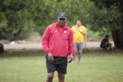 El entrenador Raúl Sambulá en uno de sus entrenamientos con el Vida.