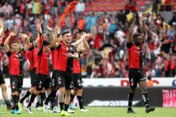 Futbolistas de Atlas celebran su clasificación a la semifinal de la Liga MX.