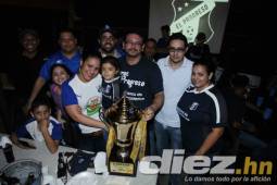 Los jugadores, cuerpo técnico y directivos del Honduras Progreso festejaron el título con una cena en el restaurante Las Tejas. Castellón les dio permiso 'de chupar'. Fotos Neptalí Romero
