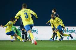 Deiby Flores celebrando uno de sus goles con el Panetolikos en Grecia.