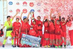 Real Tegus festeja su título sobre la tarima. Foto: Ronal Aceituno.