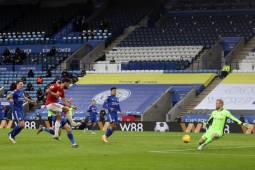 Manchester United's Portuguese midfielder Bruno Fernandes (2nd L) shoots past Leicester City's Danish goalkeeper Kasper Schmeichel (R) to score their second goal during the English Premier League football match between Leicester City and Manchester United at King Power Stadium in Leicester, central England on December 26, 2020. (Photo by CARL RECINE / POOL / AFP) / RESTRICTED TO EDITORIAL USE. No use with unauthorized audio, video, data, fixture lists, club/league logos or 'live' services. Online in-match use limited to 120 images. An additional 40 images may be used in extra time. No video emulation. Social media in-match use limited to 120 images. An additional 40 images may be used in extra time. No use in betting publications, games or single club/league/player publications. /