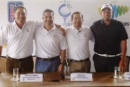 Mario Flores, Alcalde de Tela, José Gutiérrez director de Indura, Manny Ortíz director de golf y Geoffrey Maldonado, golfista. FOTO Neptalí Romero
