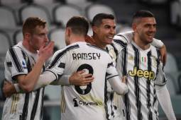 Juventus' Portuguese forward Cristiano Ronaldo (C) celebrates with (From L) Juventus' Swedish forward Dejan Kulusevski, Juventus' Welsh midfielder Aaron Ramsey and Juventus' Turkish defender Merih Demiral after scoring his second goal during the Italian Serie A football match Juventus vs Crotone on February 22, 2021 at the Juventus stadium in Turin. (Photo by Marco BERTORELLO / AFP)