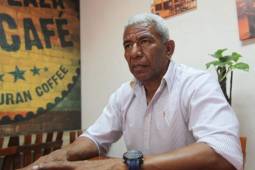 El entrenador Héctor Castellón durante la entrevista con el periodista Edgar Witty.