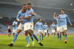 Manchester City's Brazilian striker Gabriel Jesus (2L) celebrates scoring his team's second goal during the English Premier League football match between Manchester City and Wolverhamptom Wanderers at the Etihad Stadium in Manchester, north west England, on March 2, 2021. (Photo by CARL RECINE / POOL / AFP) / RESTRICTED TO EDITORIAL USE. No use with unauthorized audio, video, data, fixture lists, club/league logos or 'live' services. Online in-match use limited to 120 images. An additional 40 images may be used in extra time. No video emulation. Social media in-match use limited to 120 images. An additional 40 images may be used in extra time. No use in betting publications, games or single club/league/player publications. /