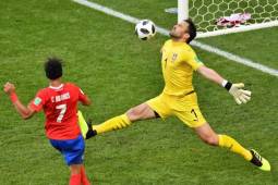 Serbia's goalkeeper Vladimir Stojkovic (R) attempts to save a shot by Costa Rica's forward Christian Bolanos during the Russia 2018 World Cup Group E football match between Costa Rica and Serbia at the Samara Arena in Samara on June 17, 2018. / AFP PHOTO / Fabrice COFFRINI / RESTRICTED TO EDITORIAL USE - NO MOBILE PUSH ALERTS/DOWNLOADS